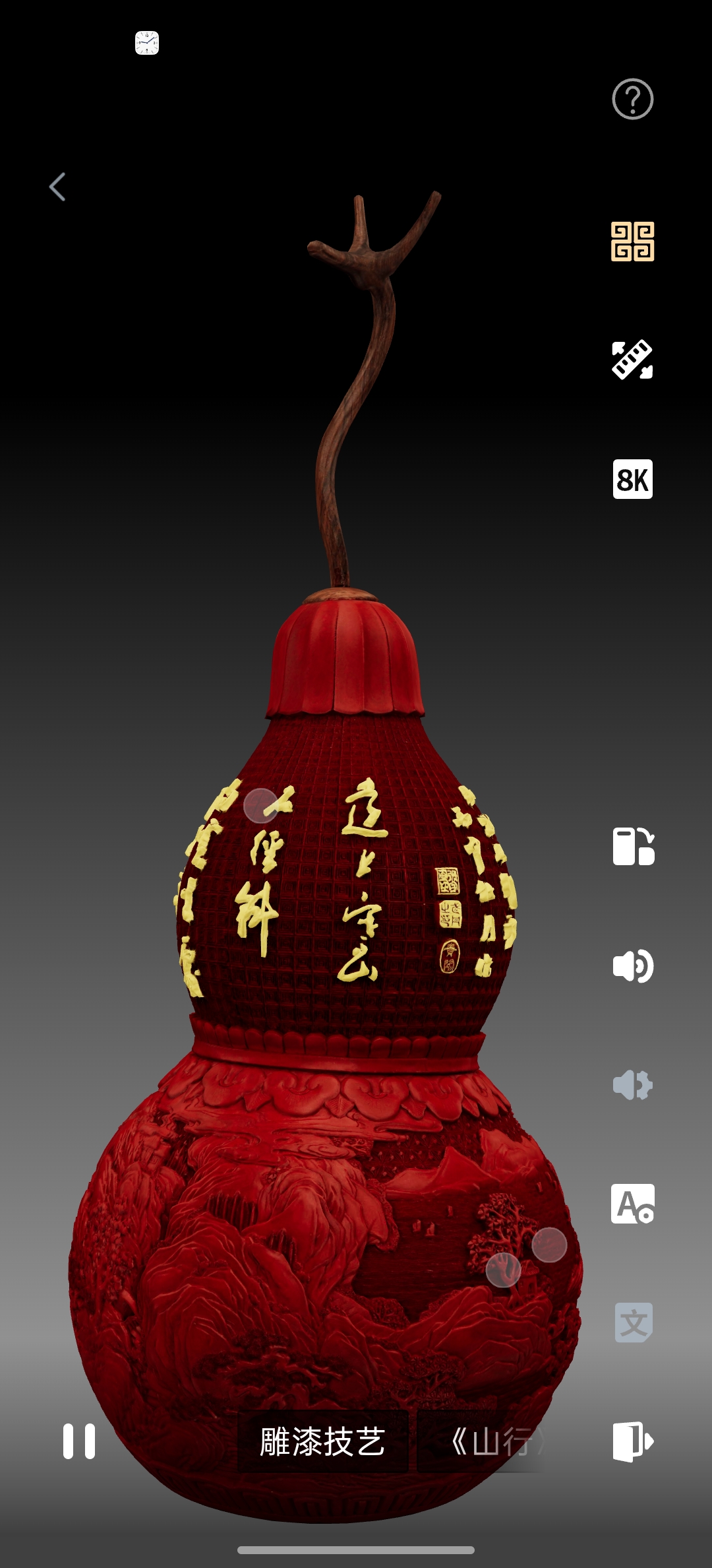 石雕佛像坐姿，面容慈祥神态安详，衣纹流畅自然，石材呈灰白色调